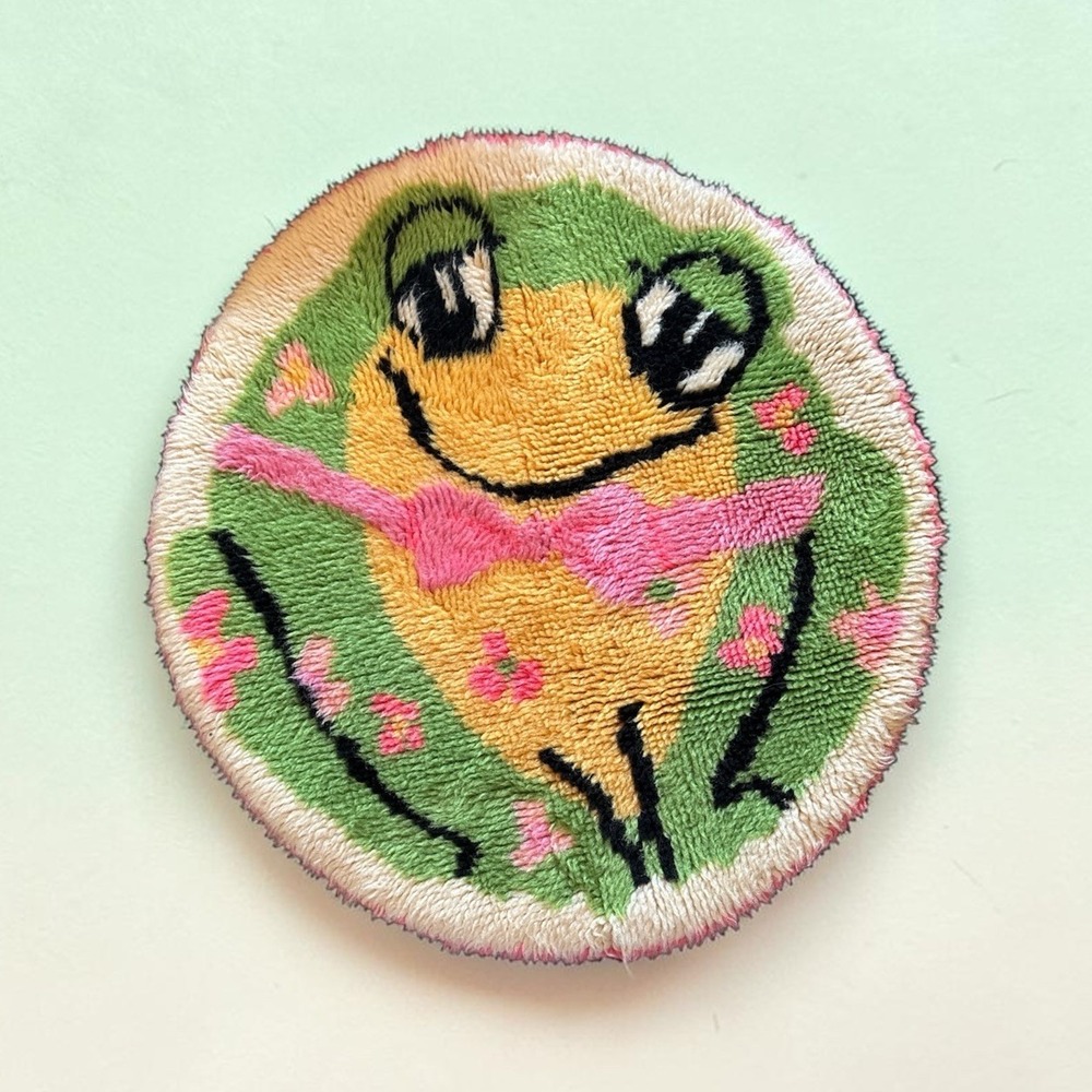 Handmade Tufted Frog Flower round rug vintage